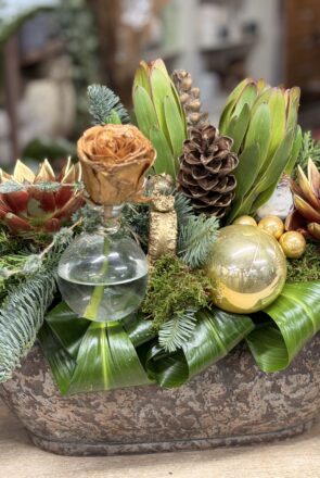 Kerststuk in taupekleurige zware aardewerk overpot