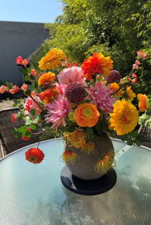 Kunstbloemen boeket in robuuste aardewerk overpot